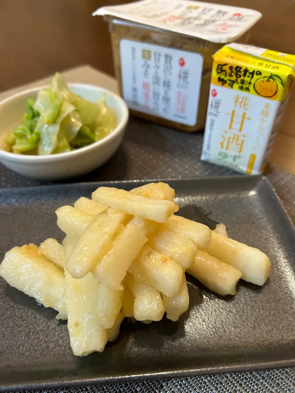 Snapdishの料理写真:揚げ長芋の糀甘味噌ゆず仕立て♪長芋を片栗粉でまぶし揚げたものを糀甘酒とお味噌を煮詰めたソースで絡めました♪後方は調理後のフライパンでレタスをちぎったものを炒めたものです。ソースが染み込んでシャキシャキ美味しい一品です^_^|笙　みかんさん