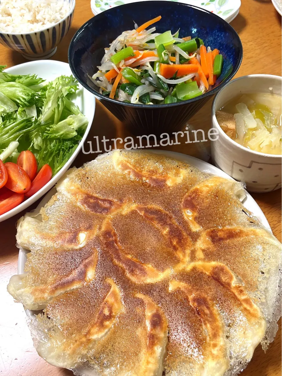 Snapdishの料理写真:＊羽つき餃子で簡単ごはん♪＊|ultramarineさん