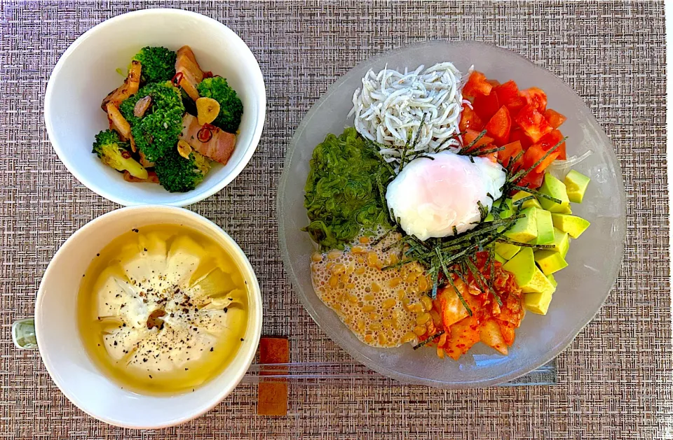 ネバネバ盛り沢山サラダ、ブロッコリーのペペロンチーノ、新玉ねぎの丸ごとスープ|keychanさん