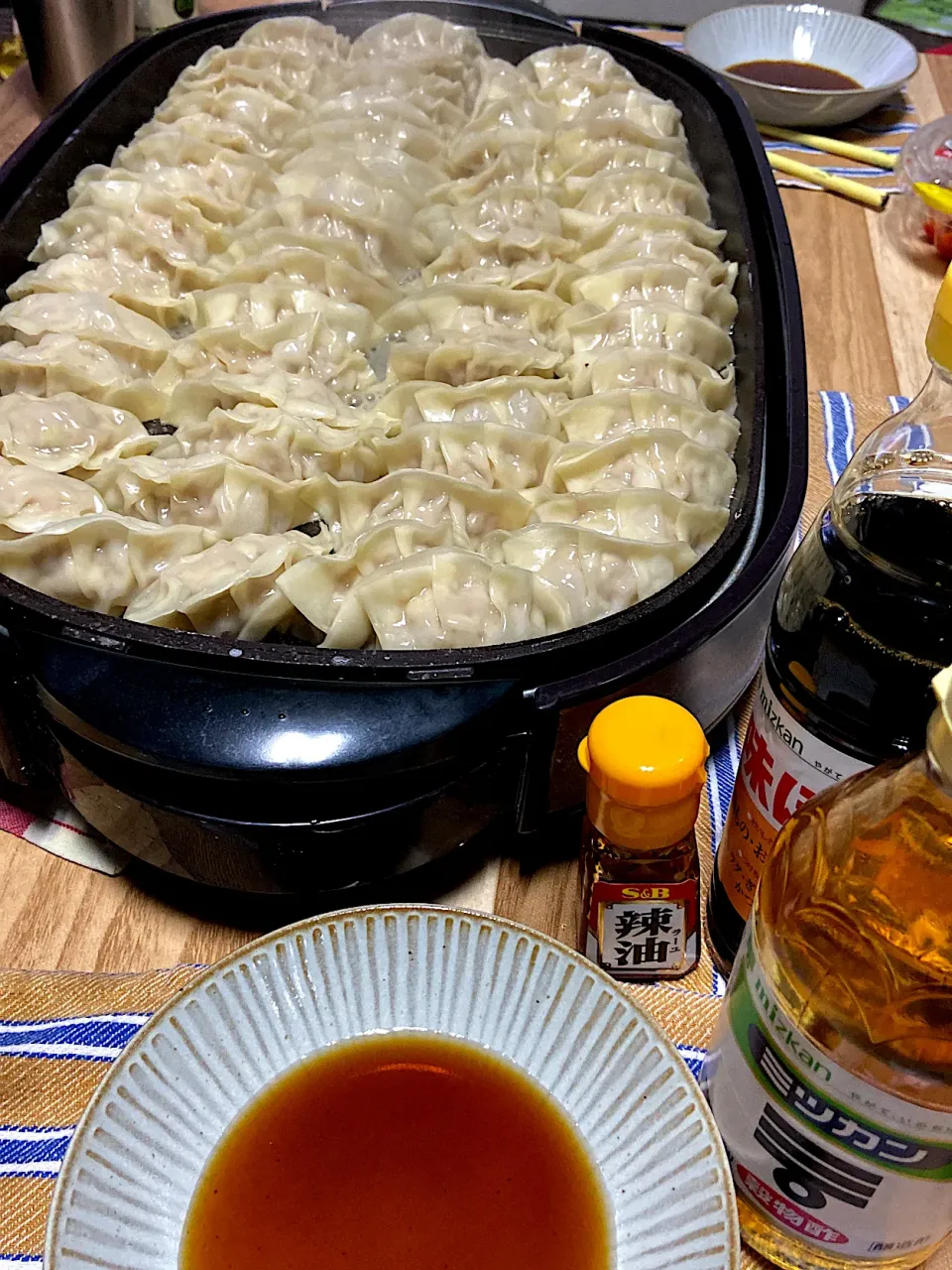 お夕飯。ホットプレートで餃子🥟次男坊帰省中にて皆んなでお夕飯☺️|renharuruさん