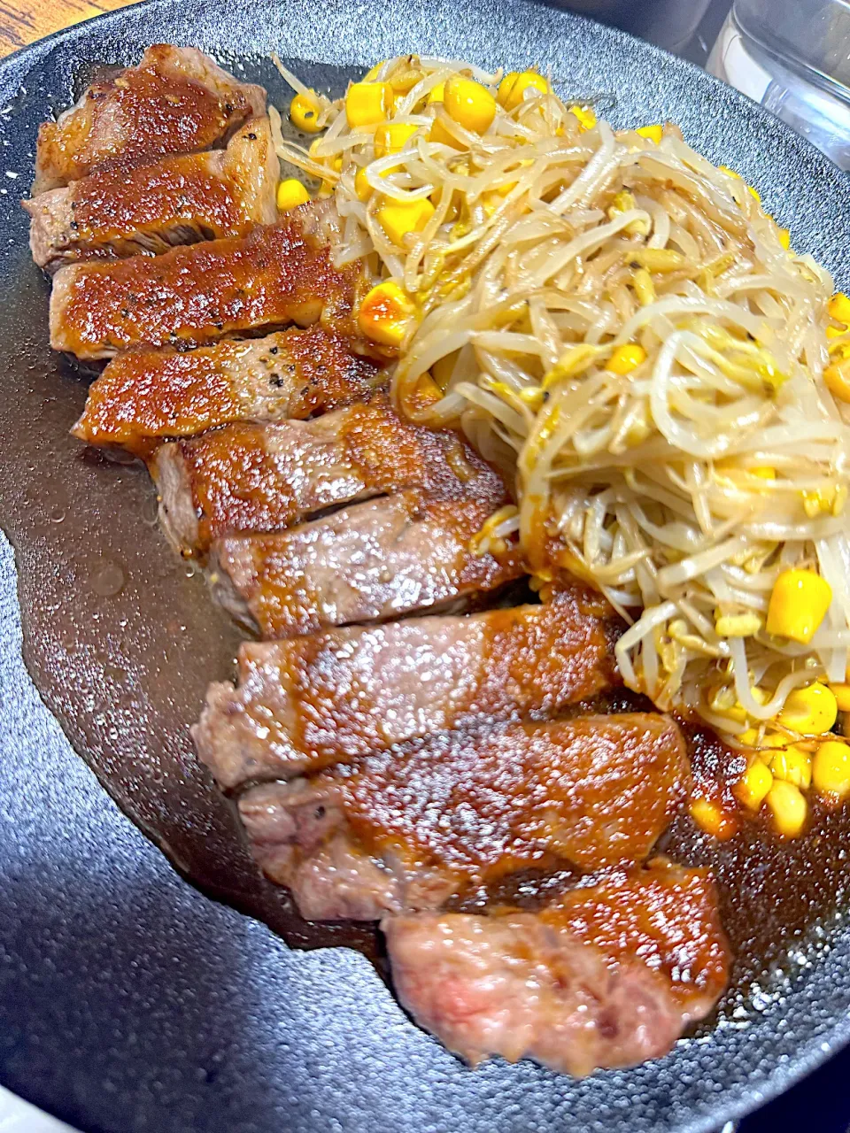 牛肉ともやしとコーンに玉ねぎソースをかけました。|リキュール ポアロさん