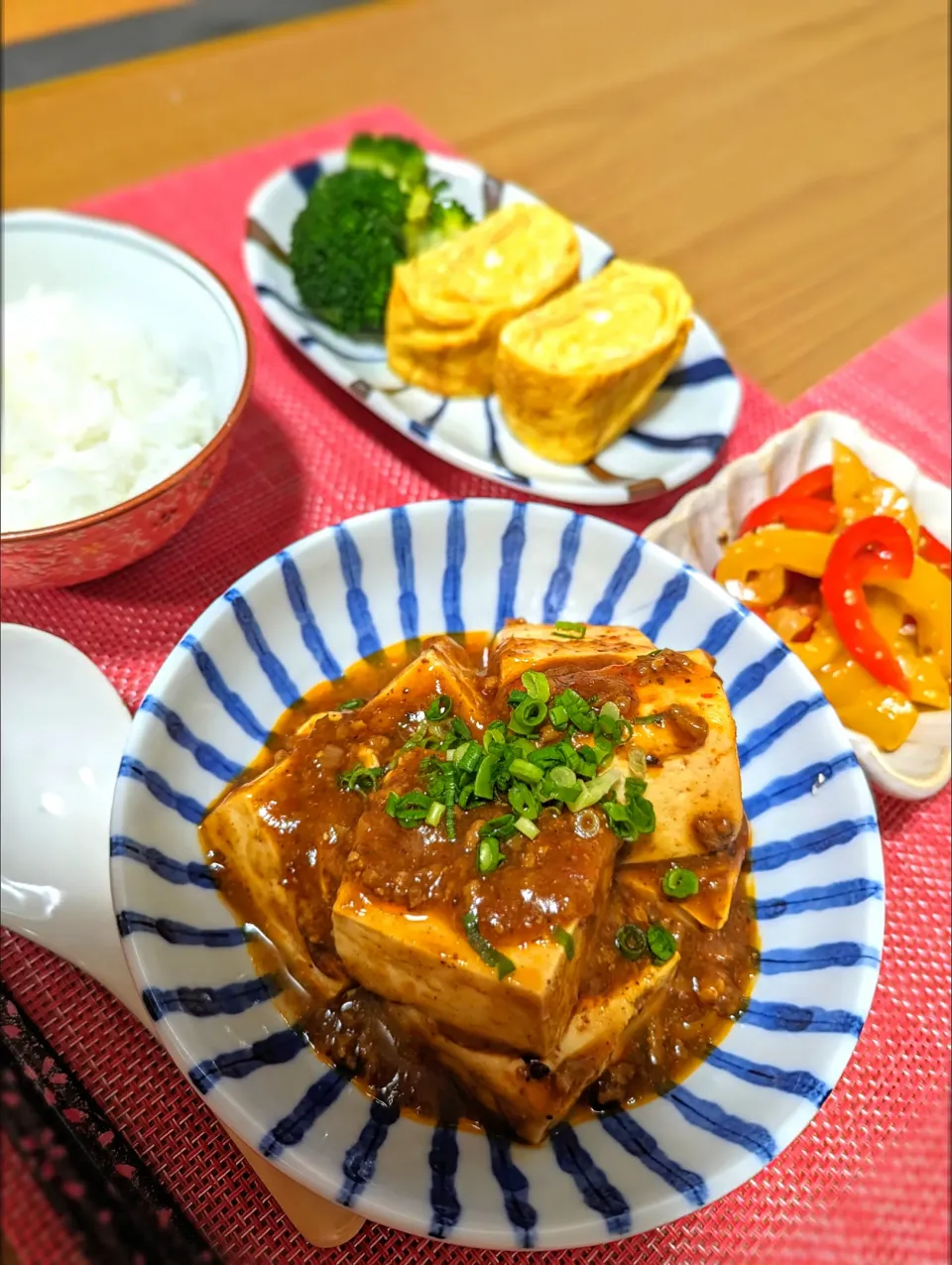 今日の夕ごはん
麻婆豆腐　だし巻き卵　パプリカのマスタードマリネ|としちゃんさん