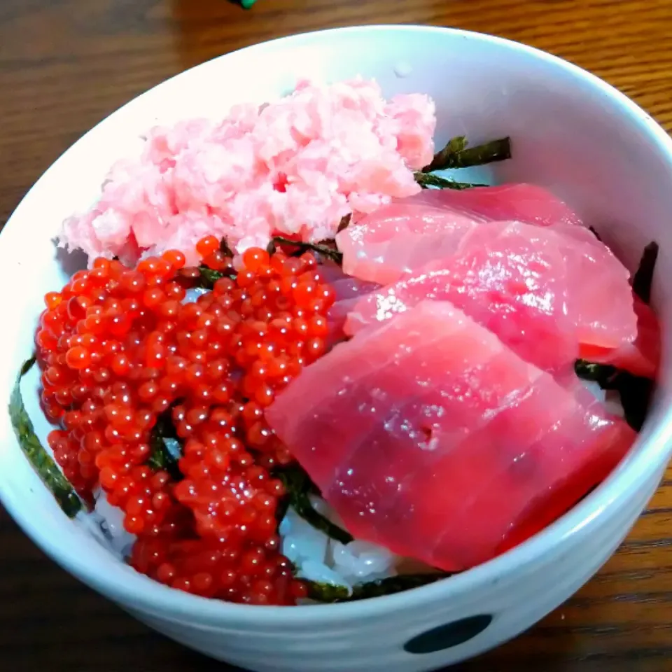 いくら、マグロ、ネギトロ丼|じょうさん