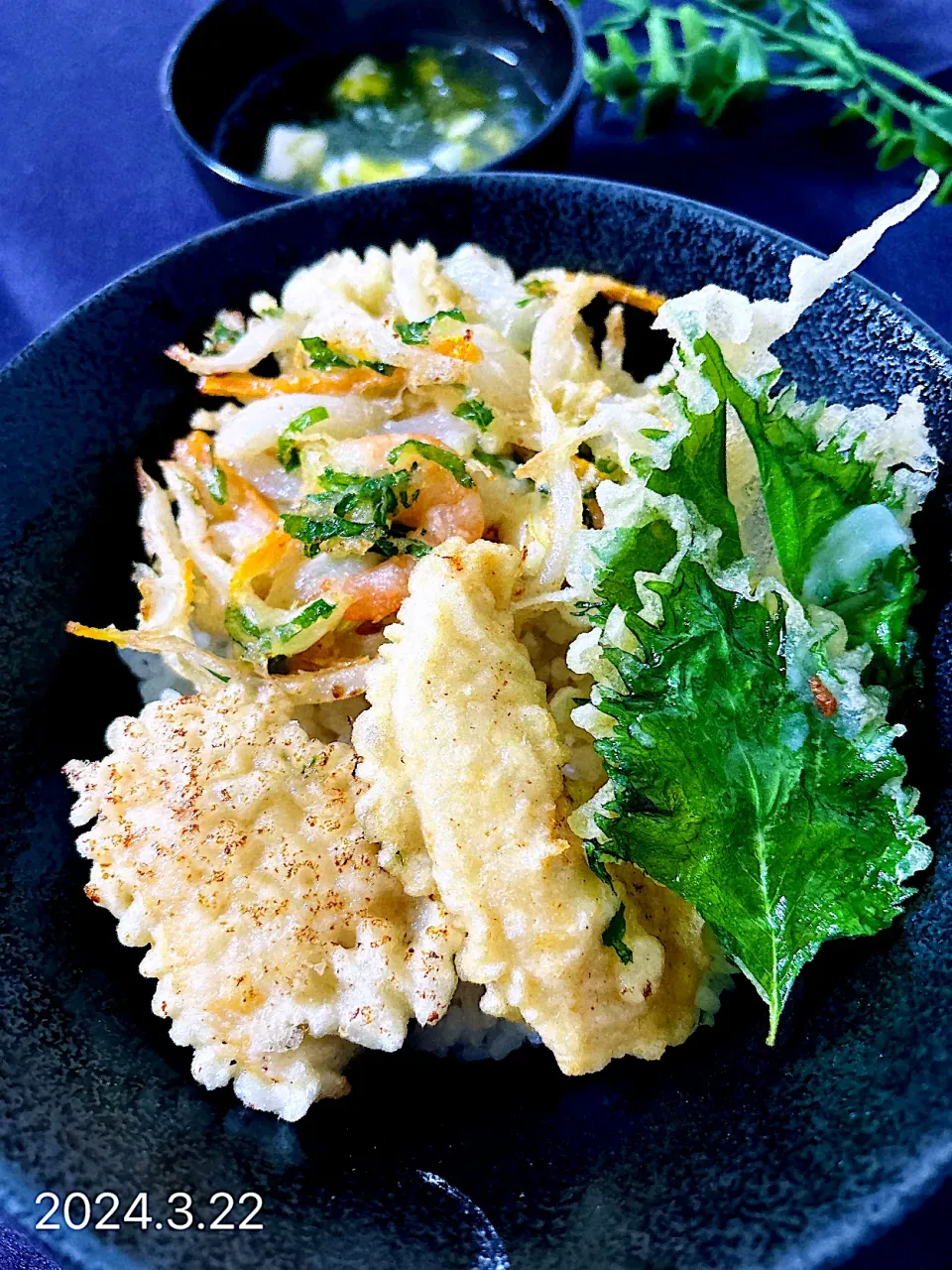 とり天　小柱海老のかき揚げ丼＆青さと豆腐のスープ|オーロラさん