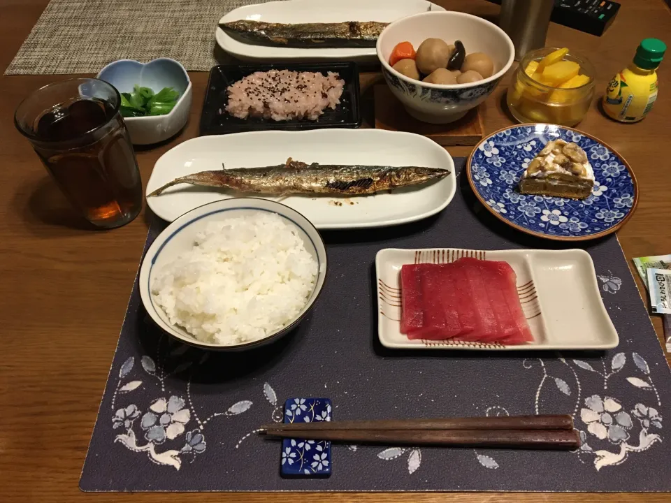 Snapdishの料理写真:ご飯、秋刀魚の塩焼き、大めばちまぐろの刺身、里芋の煮物、お赤飯、小松菜のお浸し、沢庵、烏龍茶、バナナホイップクリームケーキ(夕飯)|enarinさん