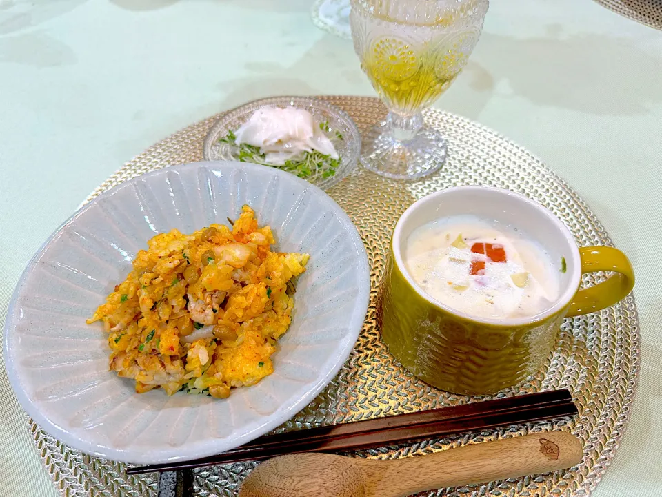 昨夜は簡単豚キムチ納豆卵炒飯、クラムチャウダー、蕪の桜色サラダ🌸|Seikoさん