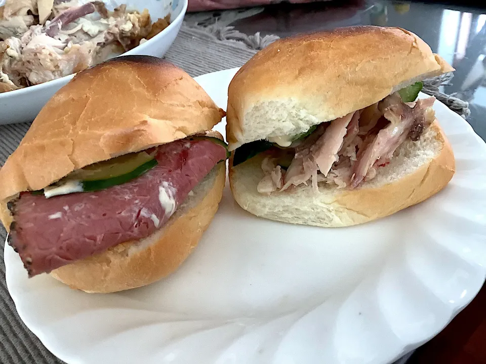 チキンサンド&ローストビーフサンド🥯😋|アライさんさん