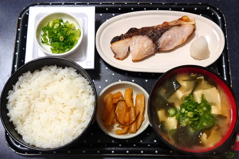 Snapdishの料理写真:今日の朝ごはん（新潟県魚沼産コシヒカリ、ぶり塩焼き、納豆、エリンギと島豆腐のみそ汁、割干大根漬）|Mars＠釜飯作り研究中さん