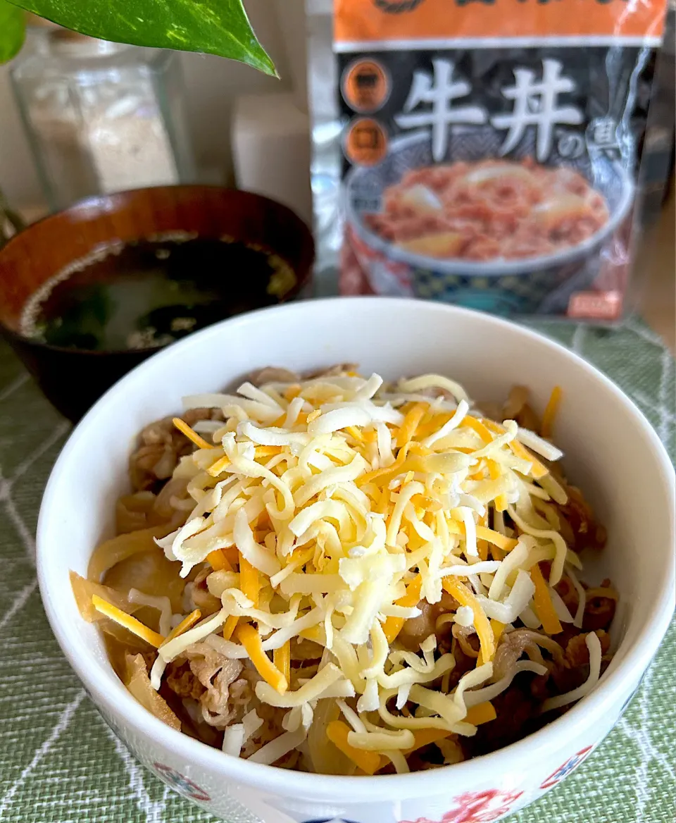 冷凍牛丼の具でチーズ牛丼|だまさん