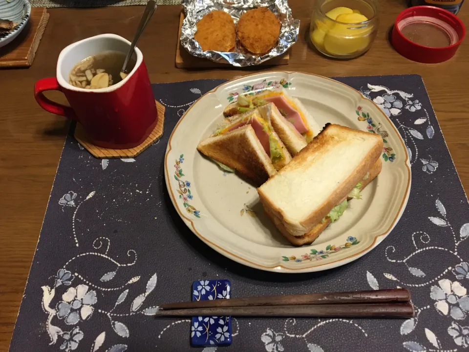 ホットサンドイッチ、コロッケ、沢庵、揚げニンニクと揚げ玉ねぎとワカメ入りタマネギスープ(昼飯)|enarinさん