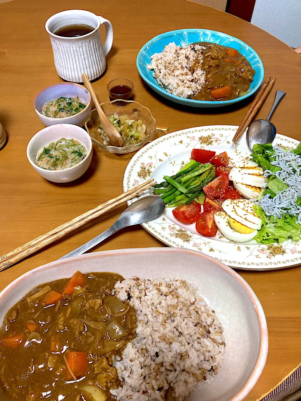 カレーライス🍛、サラダ、メカブ納豆、自家製福神漬け、野草酵素|さくたえさん