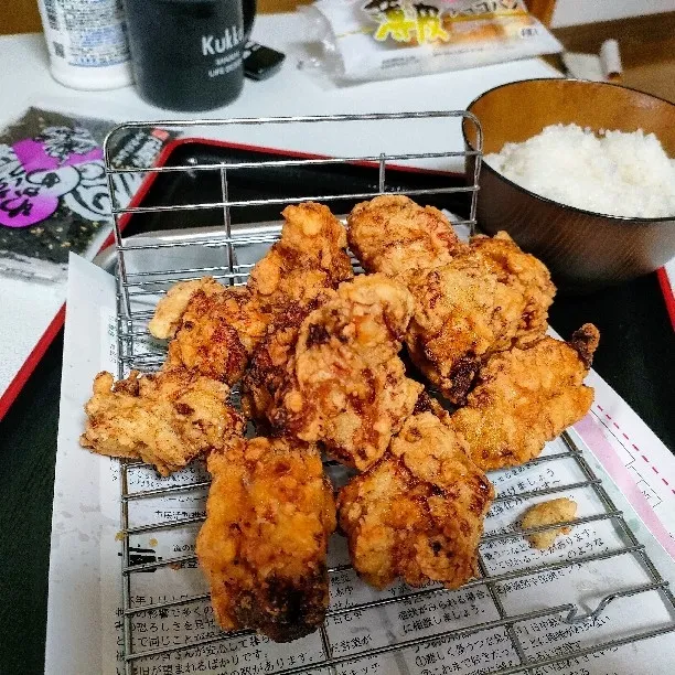 Snapdishの料理写真:税抜1kg290円という激安鶏ブツ切りで作ったからあげ。|ariyo4200さん