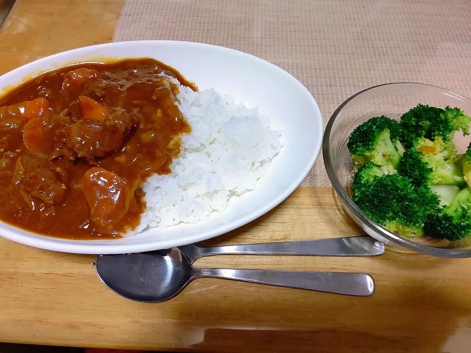 牛すじカレー

牛すじカレーを圧力鍋で作ってみました🍛|Tamuraさん