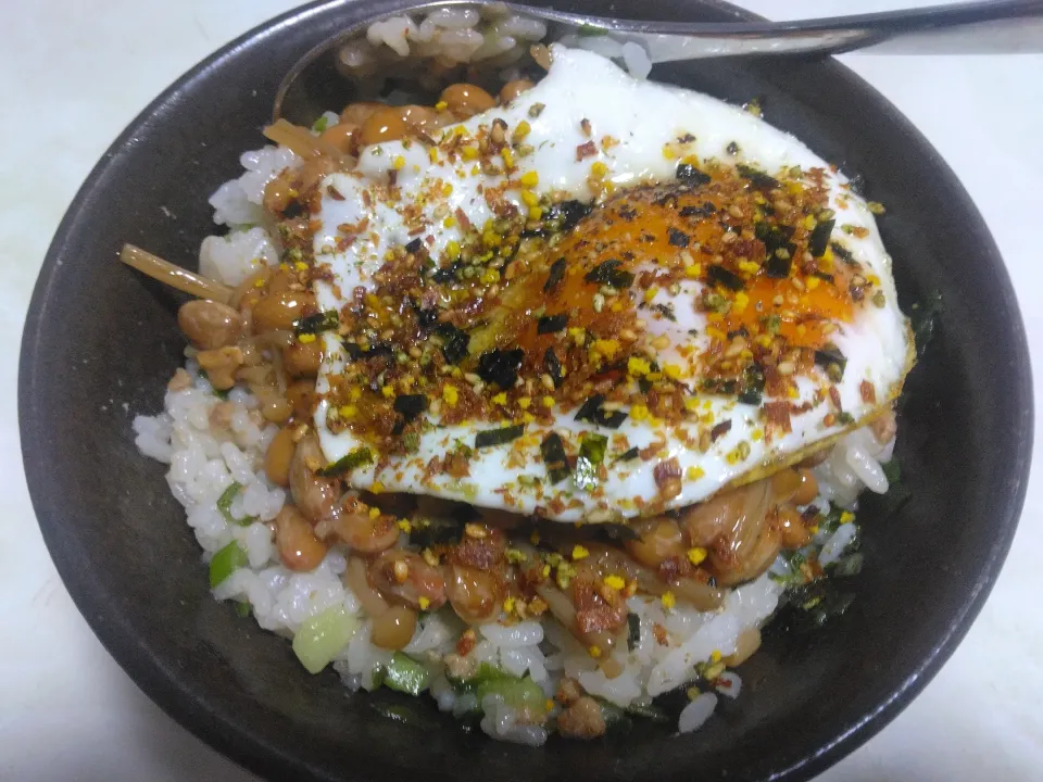 Snapdishの料理写真:なめ茸と肉そぼろ入りショゴス丼|darkbaronさん