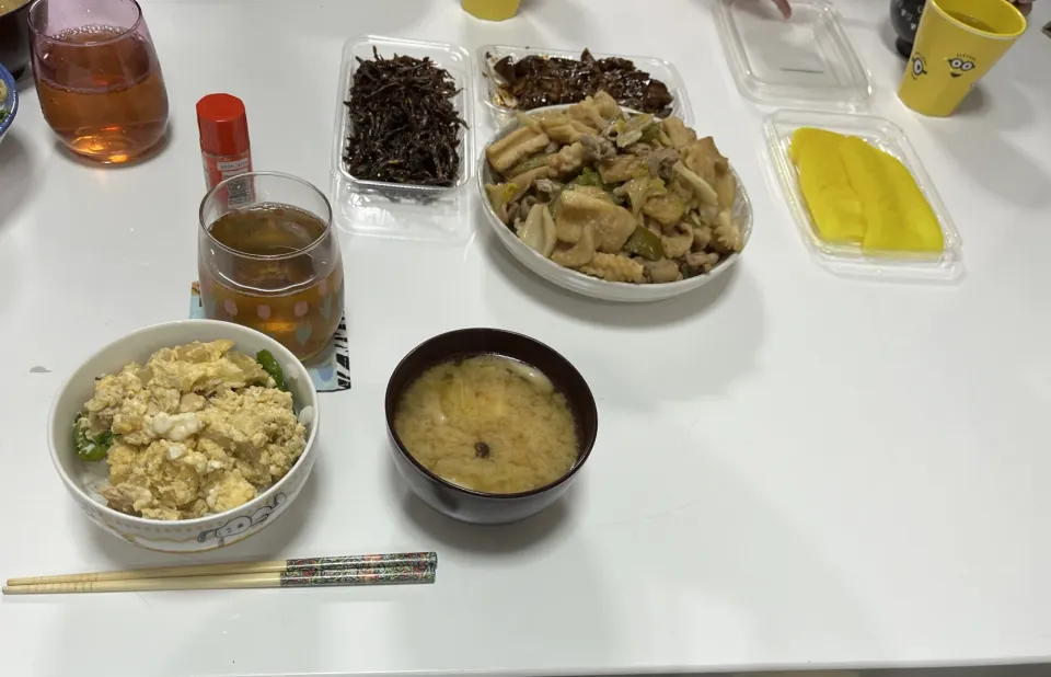 晩御飯☆菜の花入り親子丼☆炒め物（白菜・イカ・豚こま）☆いかなごのくぎに（惣菜）☆鶏肝の甘辛煮（惣菜）☆たくあん☆みそ汁（白菜・しめじ・厚揚げ）|Saharaさん