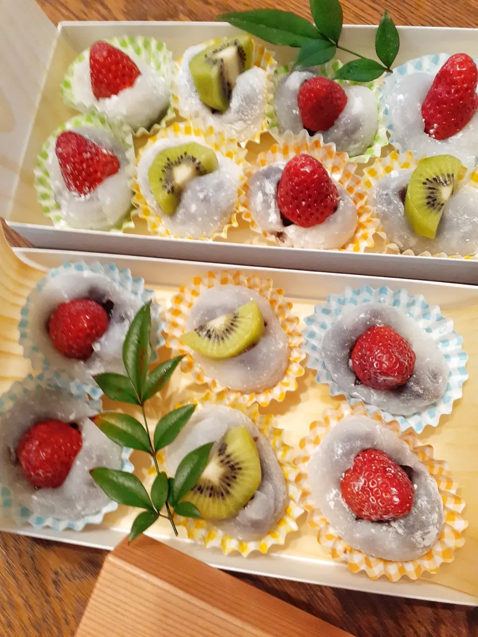 Snapdishの料理写真:包まないいちご大福🍓とキウイ大福🥝|fumfumさん