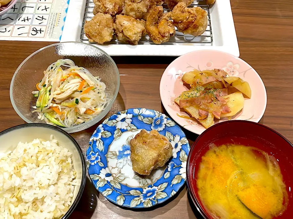 とりの唐揚げ　かぼちゃと玉ねぎの味噌汁　ジャーマンポテト風炒め物　春雨の中華サラダ|おさむん17さん