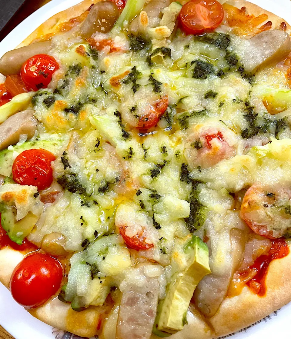 市販のジェノベーゼピッツァにトマト、カボカド、ウインナとピザチーズプラスでモリモリピッツァ🍕|てるみさん