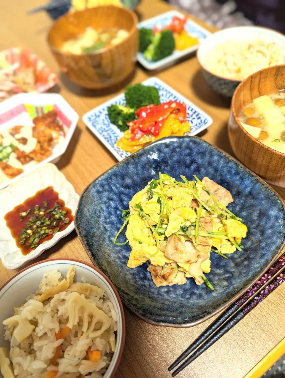 たけのこごはん　
豚肉と豆苗、卵のオイスターソース炒め　
チキン南蛮
パプリカの塩麹マリネ
なめこと豆腐のお味噌汁|としちゃんさん