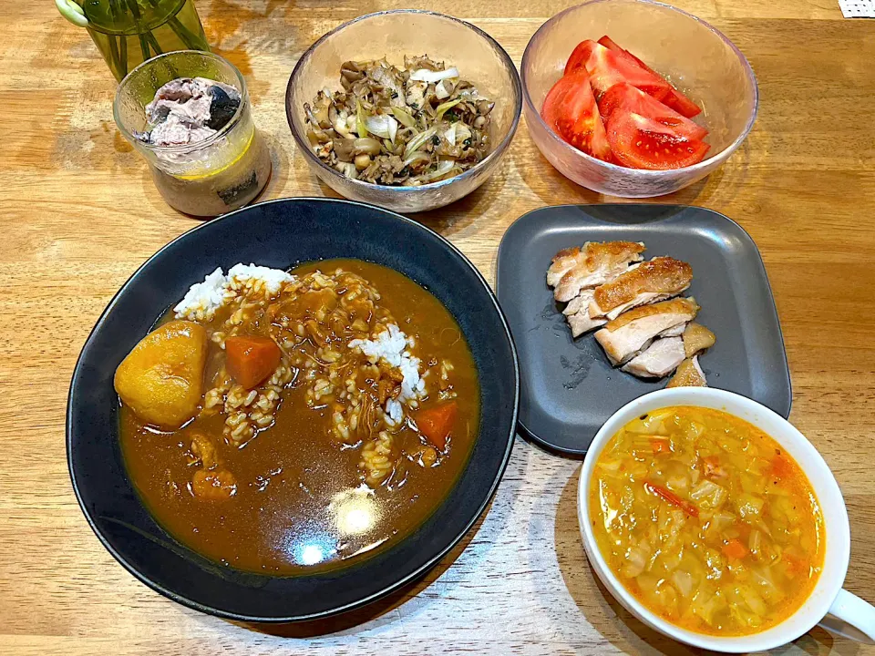 Snapdishの料理写真:お疲れ様です😋
給食っぽいカレーライスandミネストローネand鶏肉焼きandトマトand舞茸サラダ|よこぴさん