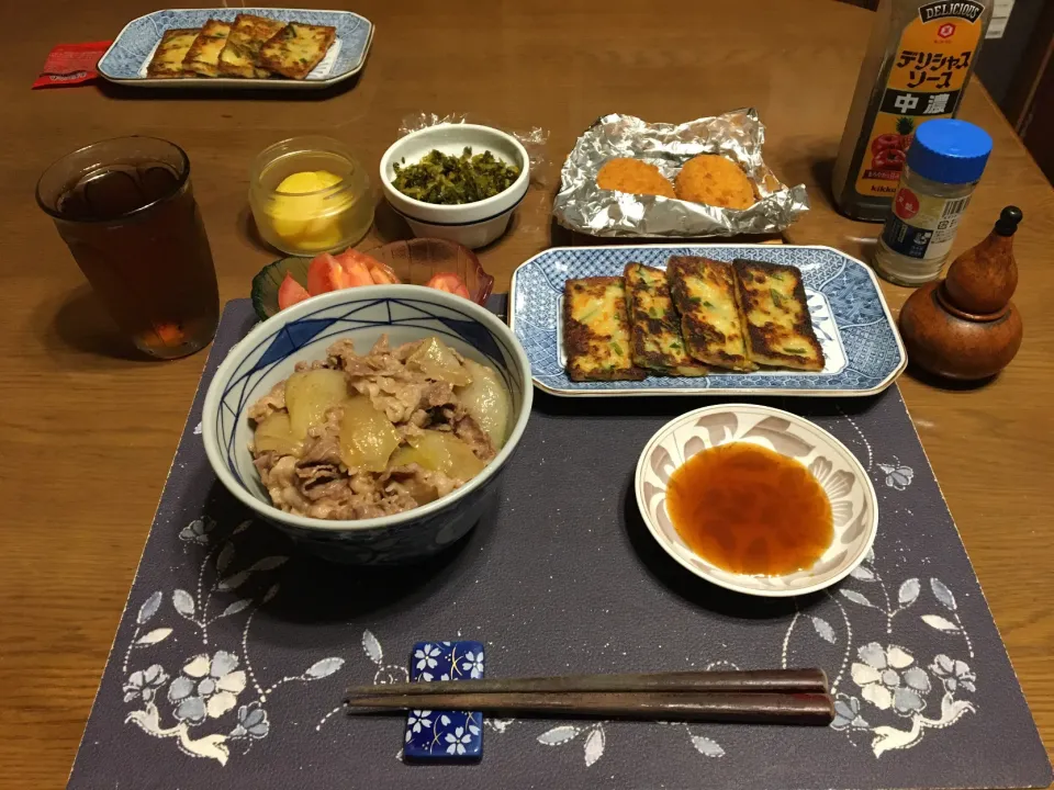 牛丼、チヂミ、コロッケ、トマト、ごま高菜漬け、沢庵、烏龍茶(夕飯)|enarinさん