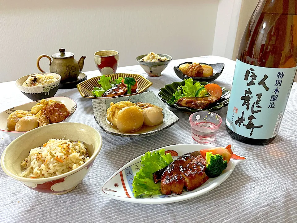 帆立バターの炊き込みご飯と鰤照りとおでん🍢|ゆかりさん