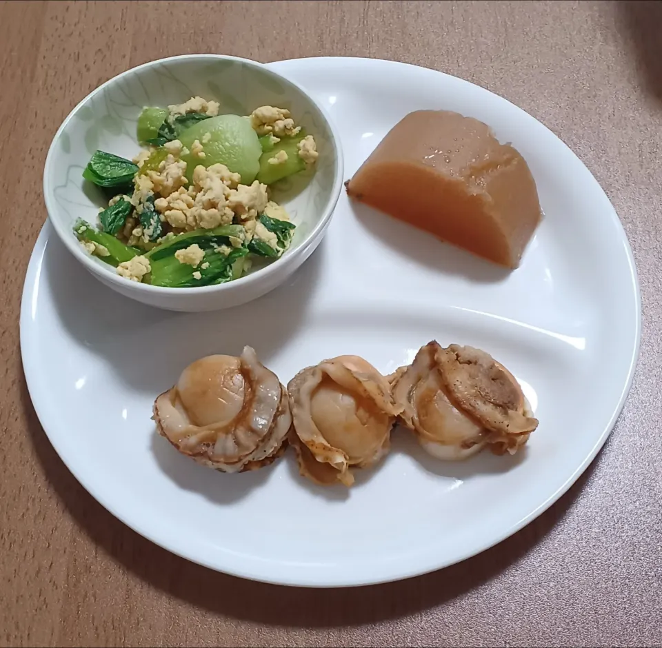 チンゲン菜と卵の焼き肉のたれ炒め
大根の煮物
ホタテのバター醤油焼き
ご飯🍚|ナナさん