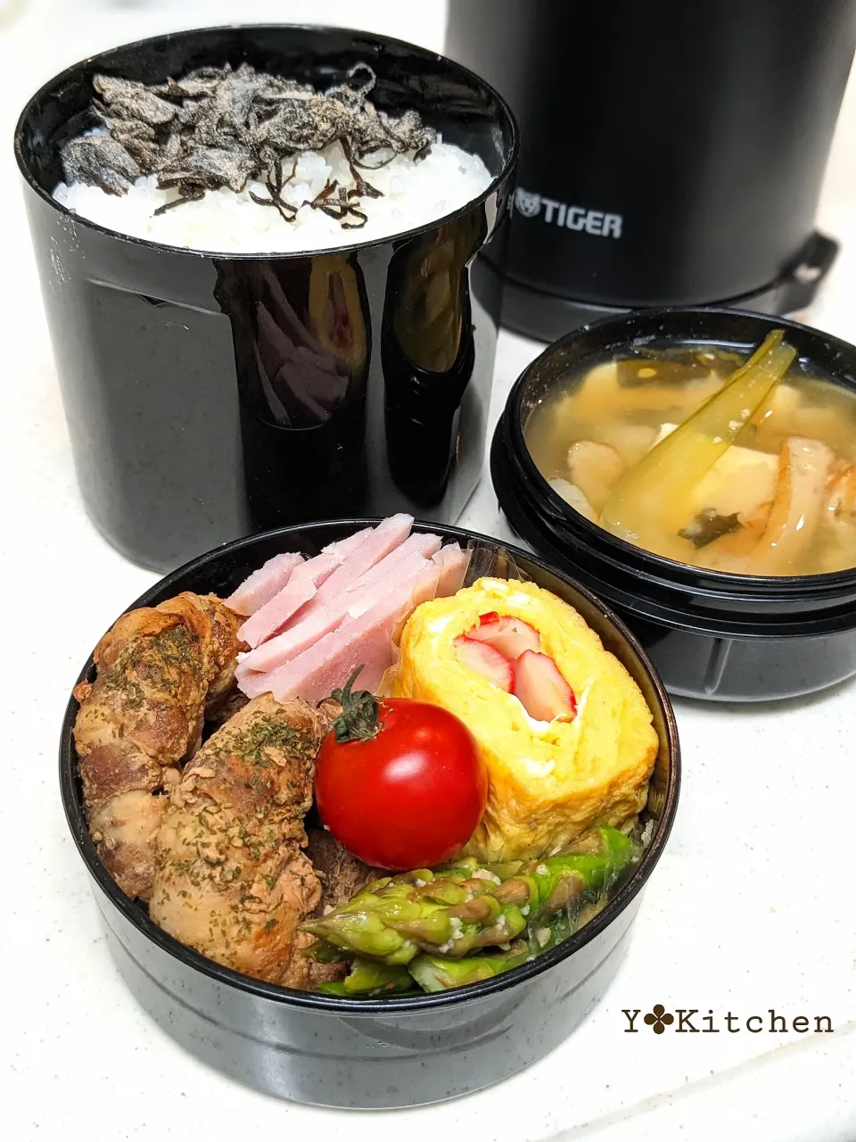 Snapdishの料理写真:久々に旦那弁当★

ピーマンにお肉を巻いてみました
味付けには醤油の甘辛風味

まだまだ寒いのでジャーは手放せません|yuriさん