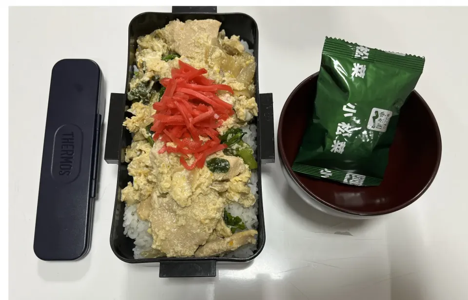 Snapdishの料理写真:パパ弁☆菜の花入り親子丼☆みそ汁。4/1〜7日迄、しばらくパパ弁お休みです♪勤続20年のパパが休み取らないとダメだそうでゴールデンウィーク前のお休み💦|Saharaさん