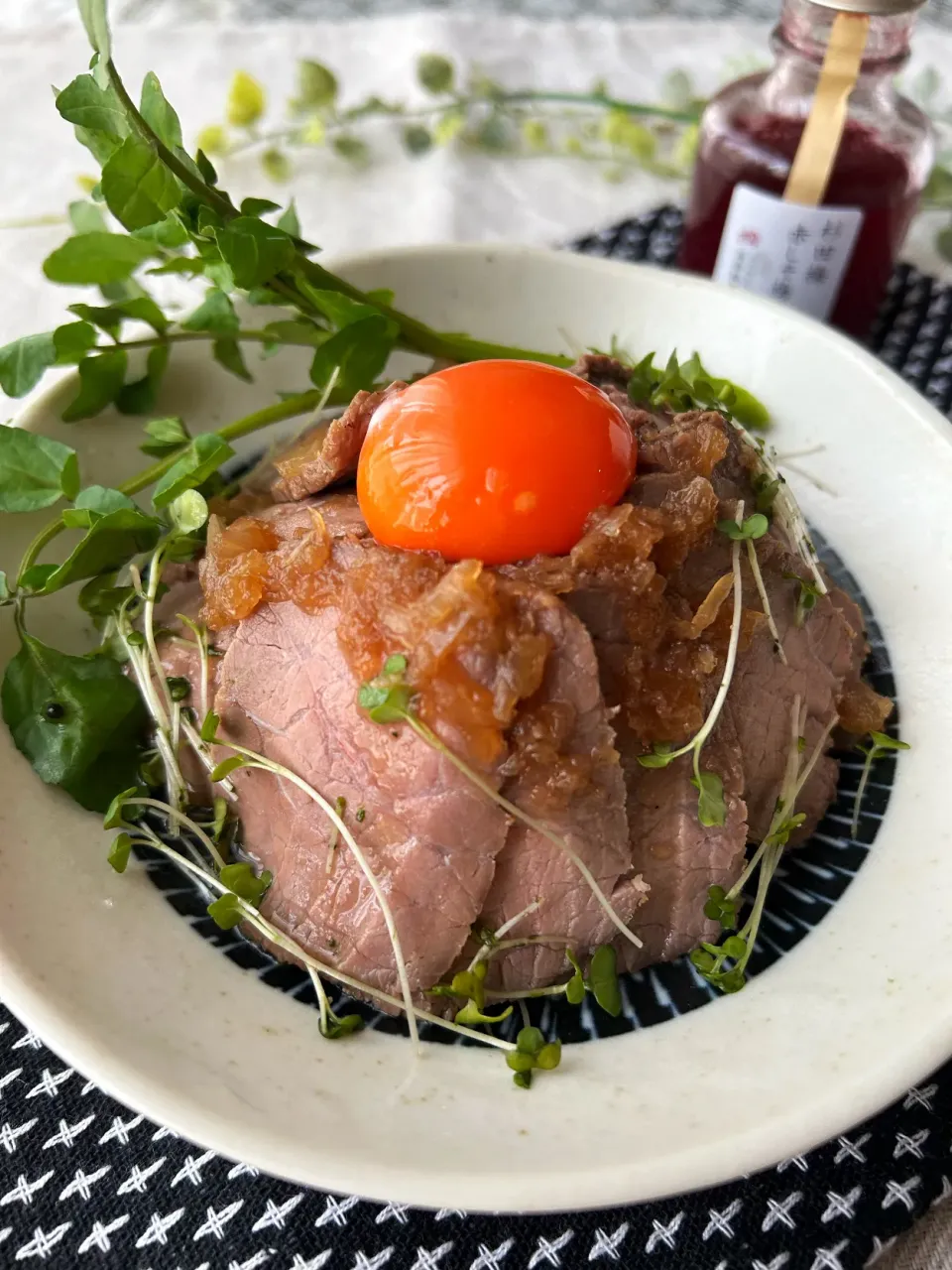 【食卓を紡ぐおたより便】ローストビーフ丼|まなまな♡さん