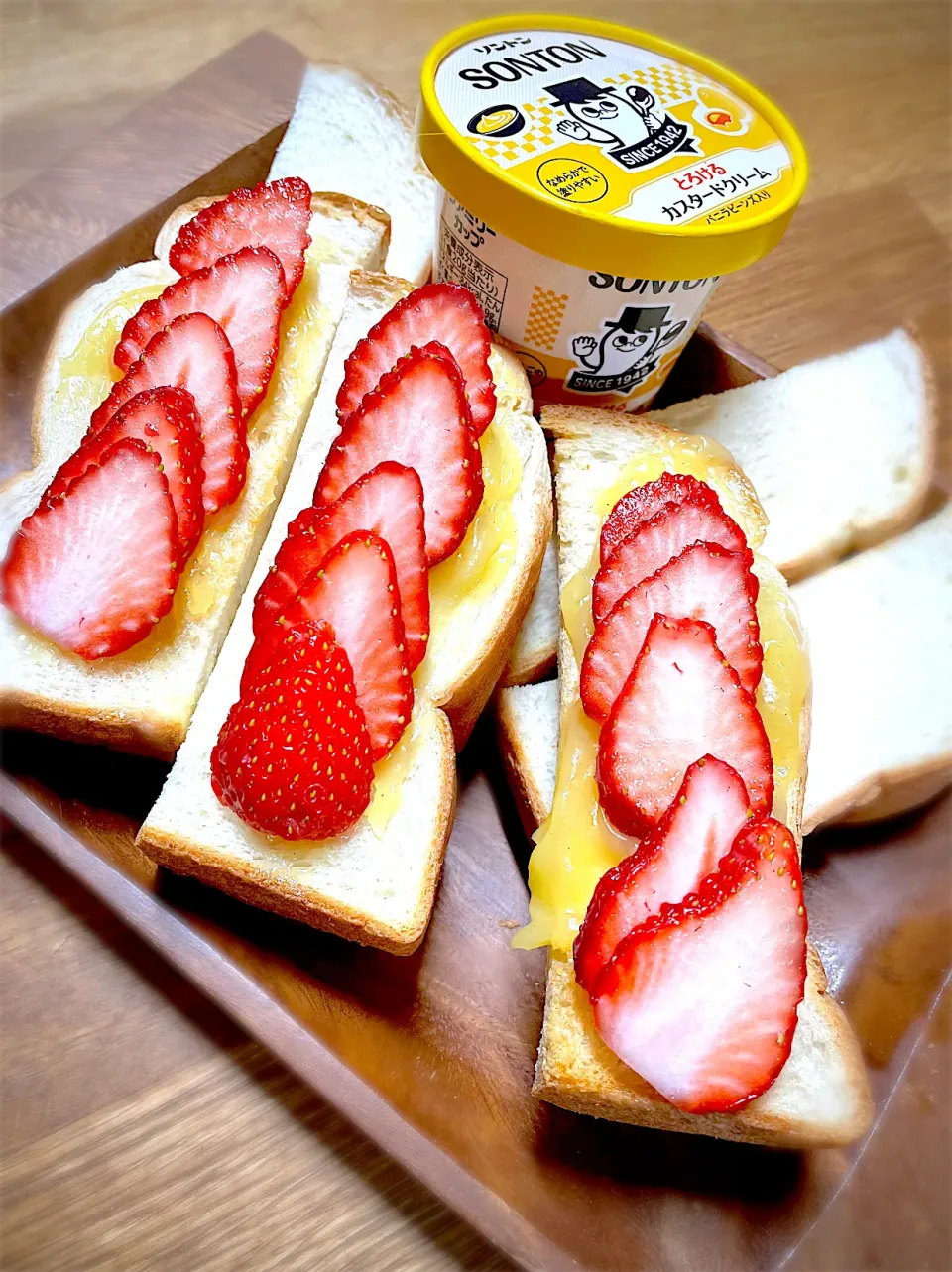 ちょっとこれ食べて欲しい‼️                                  ソントンカスタードクリームと完熟苺のオープンサンド🍓|maSami＊さん