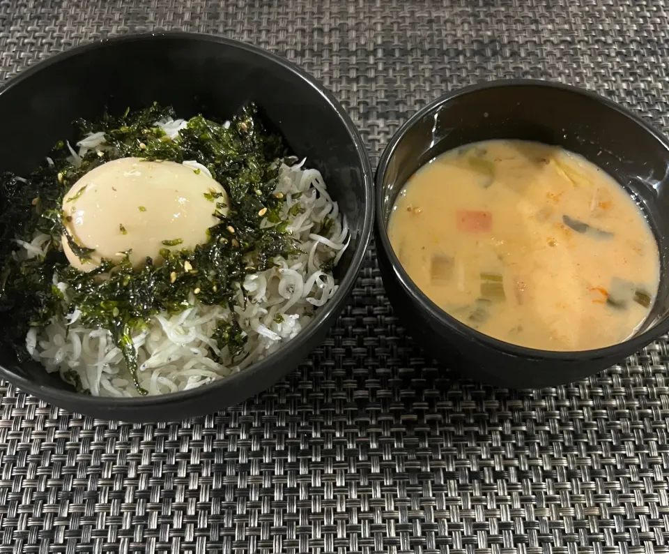 Snapdishの料理写真:【朝食】しらすと煮卵丼、トマトの豆乳クリームスープ|まひるさん