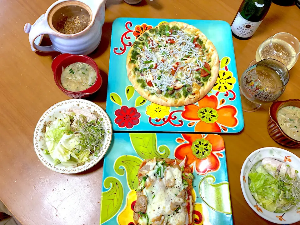 ピザ2種〜しらすジェノベーゼ、全粒粉食パンで王道ピザパン♡サラダチキンと春キャベツのピクルス♡オニオンスープ♡蕎麦茶♡スパークリングワイン🍾|さくたえさん