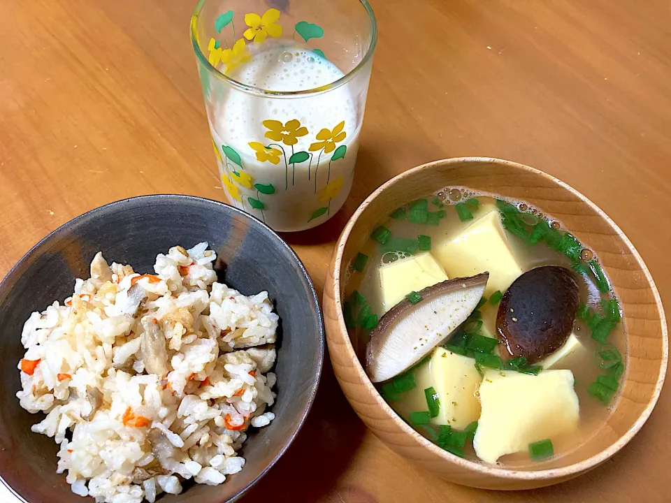 たまご豆腐のおすまし♡かしわごはん♡バナナスムージー(バナナ、甘酒、無調整豆乳、パール柑ピール、エゴマ油、エルダーフラワーコーディアル、百花はちみつ)|さくたえさん