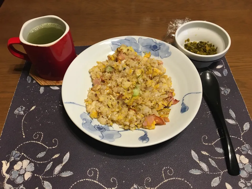 炒飯、ごま高菜漬け、熱い日本茶(朝ご飯)|enarinさん