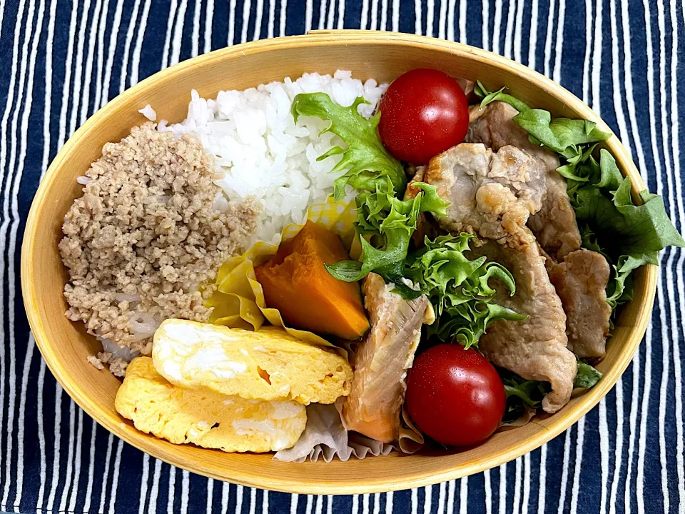 Snapdishの料理写真:鮭の西京焼、豚肉生姜焼、玉子焼、🎃煮付のそぼろご飯🍱|なお🅿️さん