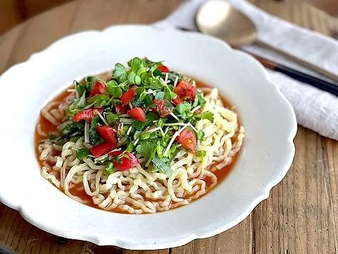 薬味たっぷり！シビ辛麻辣トマト和え麺|ヤマサ醤油公式アカウントさん