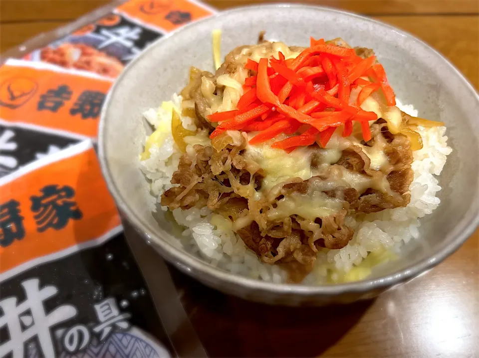 吉野家冷凍牛丼の具でチーズ牛丼🧀|Riho(ت)♪さん