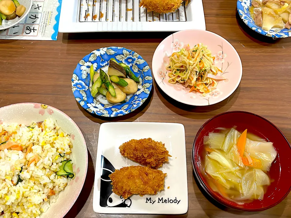 鮭ときゅうりのちらし寿司　カキフライ　キャベツと水餃子のスープ　切り干し大根の中華サラダ　エリンギとアスパラのバター醤油炒め|おさむん17さん