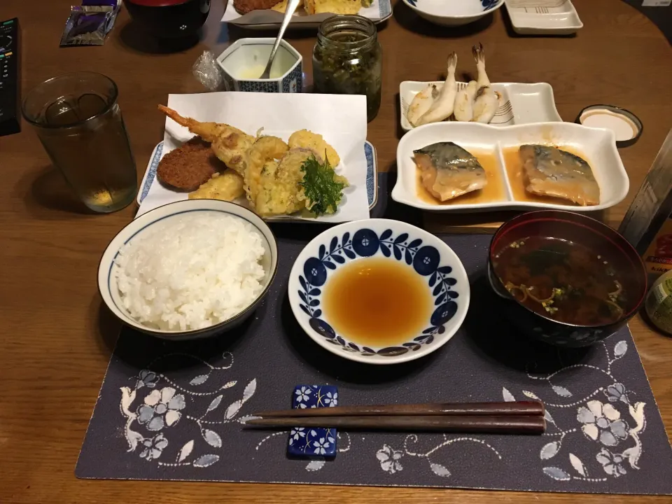 ご飯、天ぷら盛り合わせ、コロッケ、鯖味噌煮、フグの一夜干し、ごま高菜漬け、味噌汁、烏龍茶(夕飯)|enarinさん