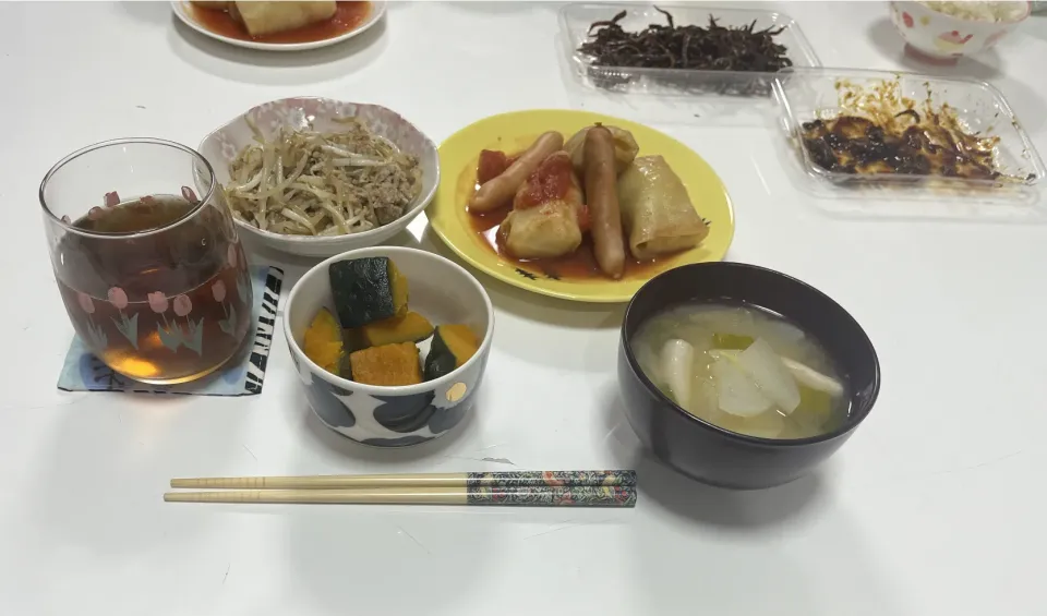 Snapdishの料理写真:晩御飯☆ロールキャベツ☆もやしそぼろ炒め☆かぼちゃの炊いたん☆みそ汁（大根・しめじ・ネギ）|Saharaさん