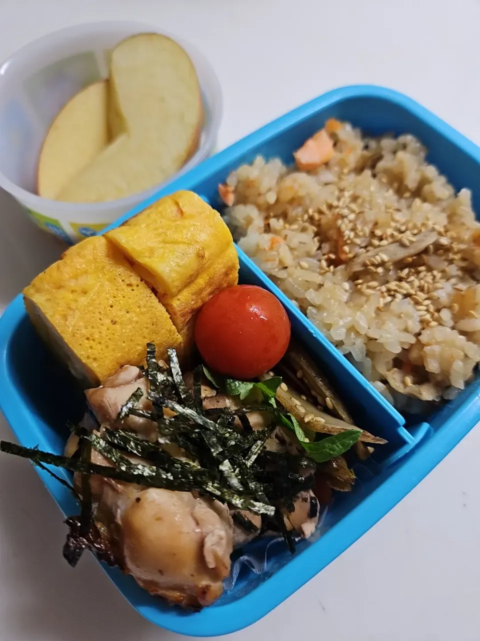 Snapdishの料理写真:☆小３弁当☆玄米入り鮭と舞茸の炊き込みご飯、金平牛蒡、カニカマ卵焼き、鶏磯焼き、ミニトマト、リンゴ|ｼｮｺﾗさん