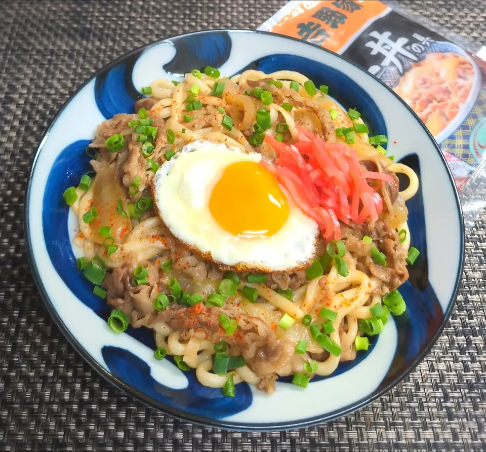 ピリ辛焼きぎゅうどんで♪ムスコの置きランチ|からあげビールさん