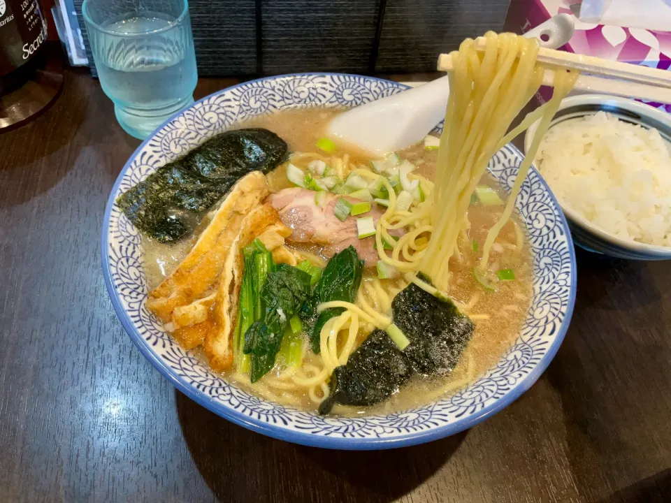 お揚げさんが乗ってるラーメンに半ライス
若い頃なら餃子も行ってたなぁ〜
#かるがん
#茨城のラーメン屋
#半ライスが多い|Takeshi  Nagakiさん