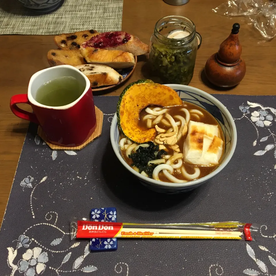 Snapdishの料理写真:カレーうどん、ごま高菜漬け、熱い日本茶(昼飯)|enarinさん