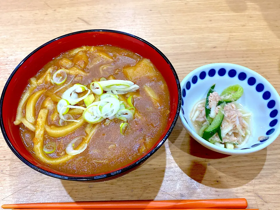 春休みのランチ。子供のリクエストでカレーうどんとサラダ|りえはるさん