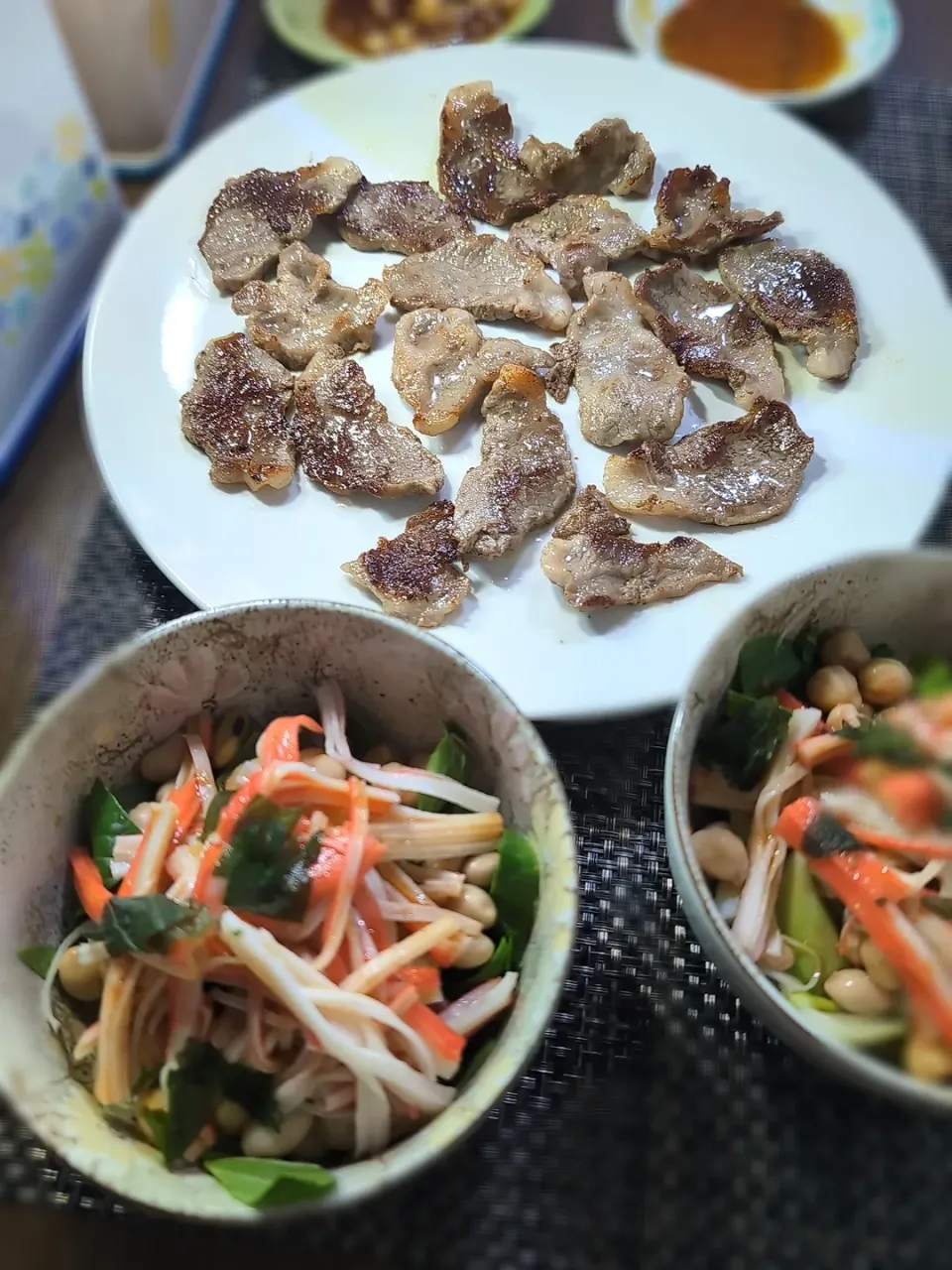 焼き肉＆豆とチンゲン菜などのサラダ（昼）|テケテケさん