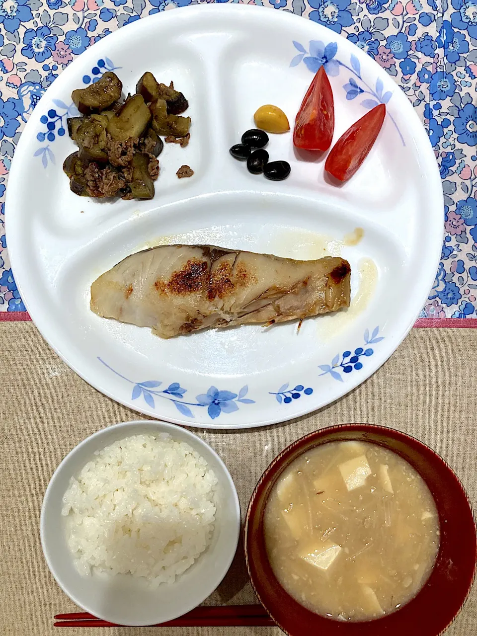 Snapdishの料理写真:鰆の西京焼きと茄子と牛肉中華炒め|おしゃべり献立さん