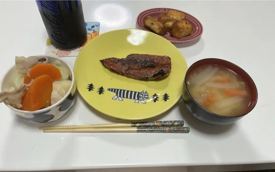 晩御飯☆塩肉じゃが☆鯖みりん☆厚揚げステーキ☆みそ汁（キャベツ・大根・人参）肉じゃがは、甘酒入れて煮込んで、最後に白だしと、塩で微調整。厚揚げは100均で買ったシーズニング。|Saharaさん