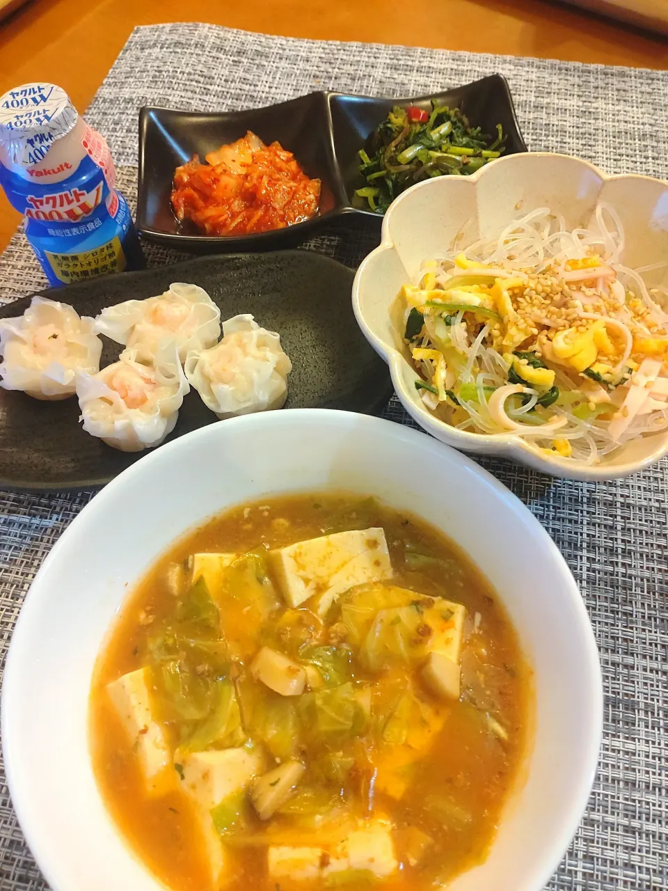 Snapdishの料理写真:☆麻婆豆腐
☆中華サラダ
☆シュウマイ
☆キムチ＆浅漬け|chikakoさん